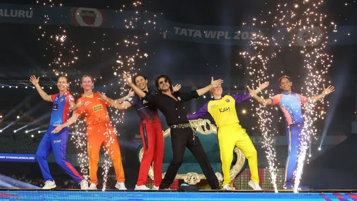 WPL 2024 opening ceremony के दौरान शाहरुख खान। फोटो- WPL