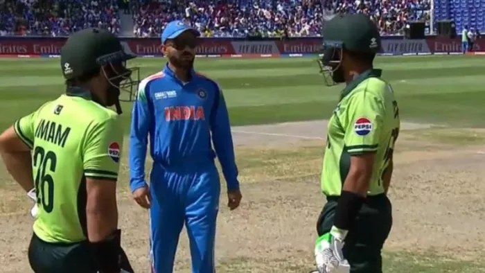 IND Vs PAK: Virat Kohli ने Babar Azam के कंधे पर हाथ रखकर उनका हौसला बढ़ाया