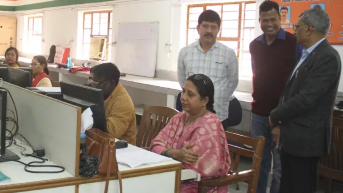 यूपी बोर्ड परीक्षा के लिए जुबिलि इंटर कॉलेज में बने परीक्षा नियंत्रण केंद्र का निरीक्षण करते प्रवेक्षक-जिला बेसिक शिक्षाधिकारी।-जागरण