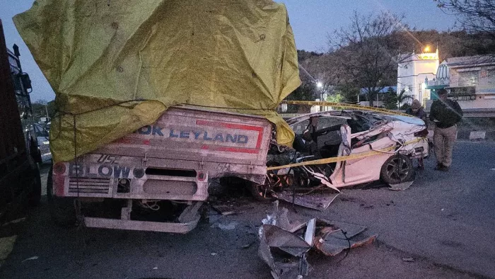 पंचकूला में सड़क किनारे खड़े ट्रक से कार की हुई जोरदार टक्कर