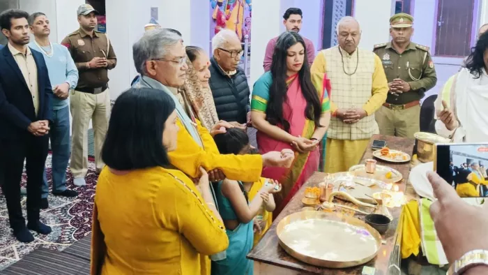 तीर्थ नगरी सोरों के वराह मंदिर में स्वजन के साथ पूजा अर्चना करते मुख्य चुनाव आयुक्त ज्ञानेश गुप्ता। जागरण