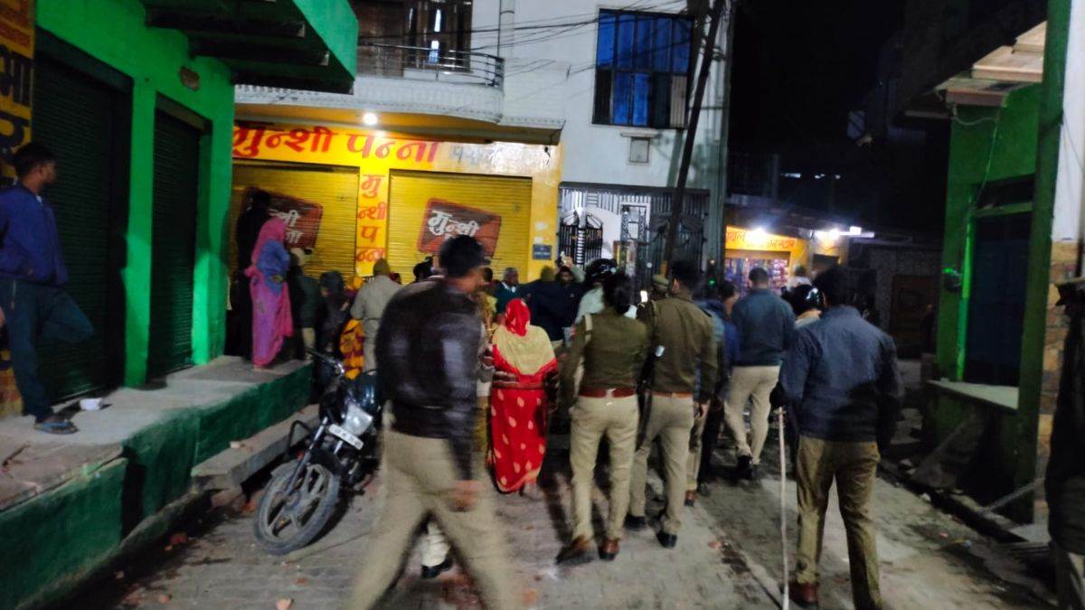https://www.jagranimages.com/images/newimg/23022025/23_02_2025-clash_in_kagarol_agra_23889246.jpg