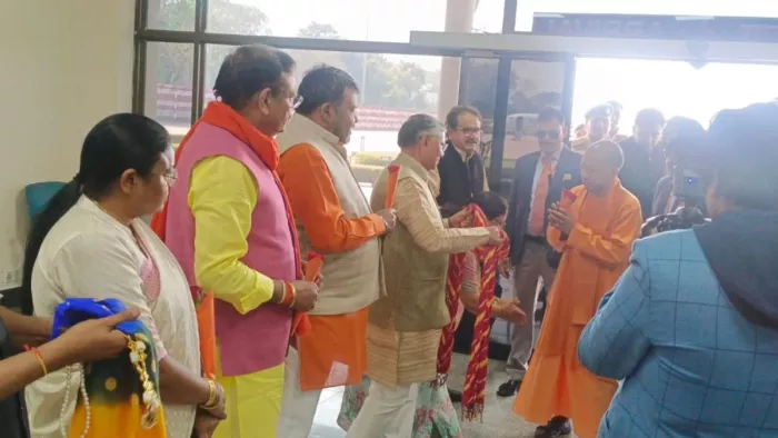 UP Politics: मुख्यमंत्री योगी आदित्यनाथ का सम्मान करते भाजपा नेता।