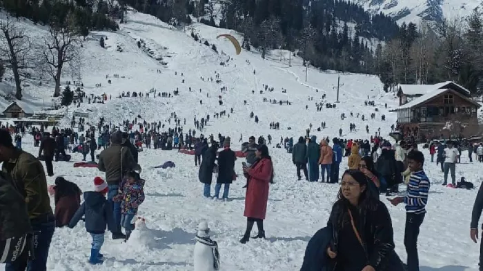 शनिवार सुबह सोलंगनाला में हल्की धूप के बीच बर्फ में अठखेलियां करते पर्यटक