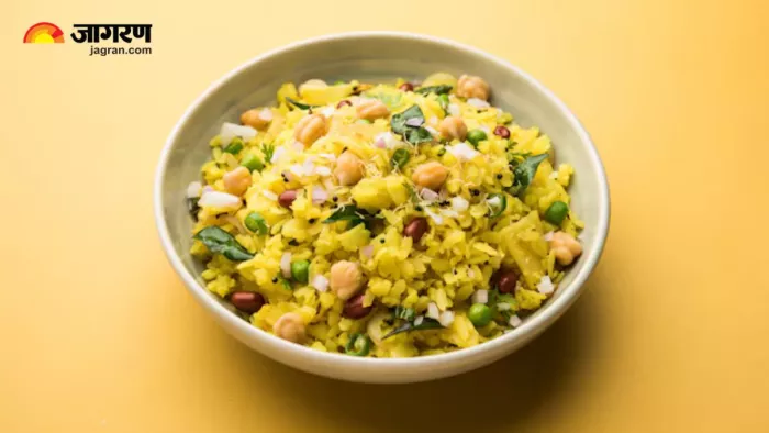 Kanda Poha Recipe: इस रेसिपी से घर पर बनाएं महाराष्ट्र का कांदा पोहा (Image Source: Freepik)