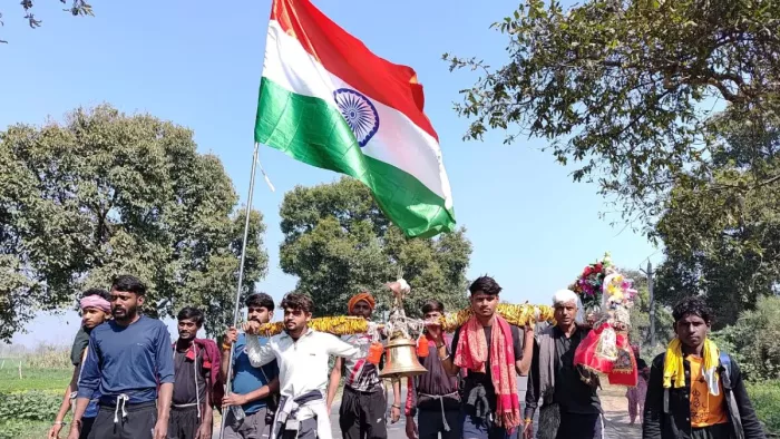 कांवड़ यात्रा में गंगाजल के साथ तिरंगा लेकर आते कांवड़िये।