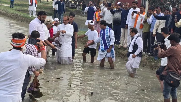 खेत में मखाना रोपते हुए केंद्रीय कृषि मंत्री शिवराज सिंह चौहान। (फोटो जागरण)
