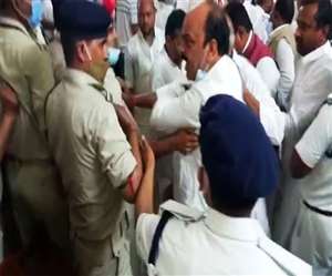 सदन में पुलिस और विधायकों के बीच हाथापाई। जागरण फोटो।