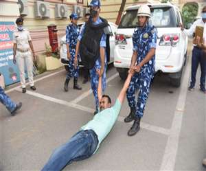 जवान विधायक को खींचकर सदन से बाहर निकालते हुए। जागरण फोटो।