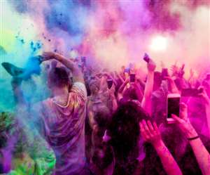 हवा में उड़ते गुलाल में झूमते लोग