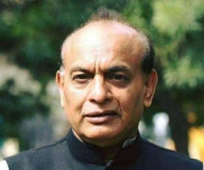 UP MLC Election 2022 : सिनोद शाक्य ने दोपहर तीन बजे अचानक कलेक्ट्रेट पहुंच कर अपना पर्चा वापस ले लिया।