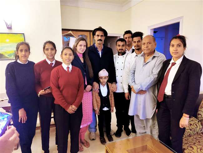 कसौली के गुसान गांव में फिल्म की शूटिंग के बाद अभिनेता अर्जुन रामपाल व अन्य।