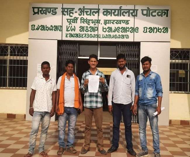 खाधान्न वितरण नहीं करने पर प्रखंड आपूर्ति पदाधिकारी के माध्यम से उपायुक्त को ज्ञापन सौंपा गया।