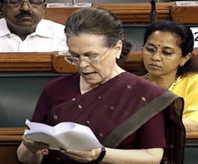 सोनिया गांधी ने बुधवार को लोकसभा में स्कूलों में फिर से मध्याह्न भोजन योजना शुरू करने की मांग की।