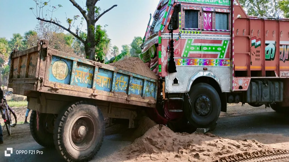 पाकुड़ में ट्रक और ट्रैक्‍टर में जबरदस्‍त टक्‍कर, दोनों ड्राइवरों की लापरवाही से हुआ हादसा, चालक जख्‍मी