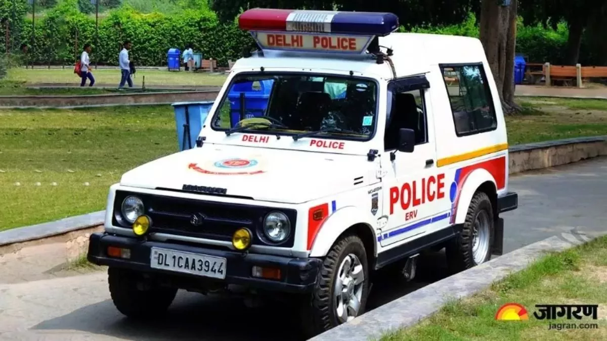 Delhi: लोकेशन बदलने से नाराज चालक ने खतरनाक तरीके से चलाई कैब, बीच सड़क पर युवती गिरी तो पर्स लेकर हुआ फरार