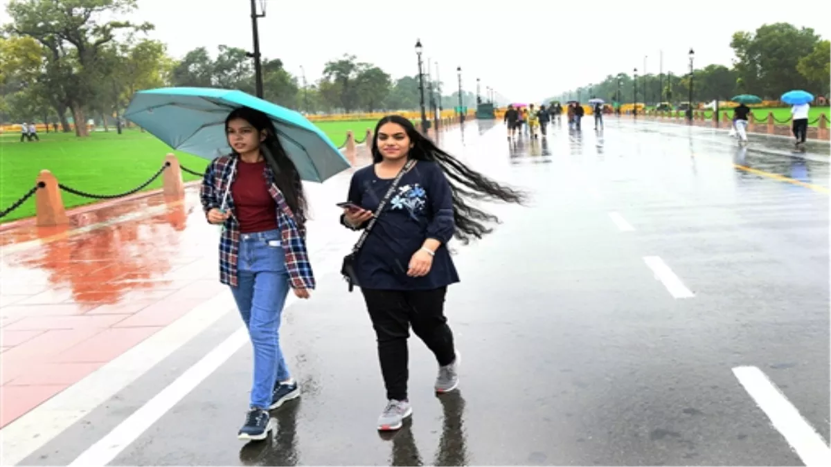 Weather Update: अभी ठंड रहेगी बरकरार, दिल्ली में आज हल्की तो कल तेज बारिश के आसार; तापमान आई गिरावट
