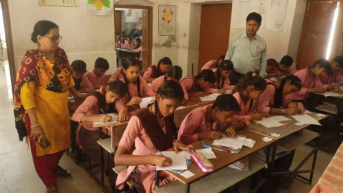 गोरखपुर के सरकारी स्कूलों में अव्यवस्था के बीच हो रहा एग्जाम, प्रश्नपत्र की फोटोकॉपी से परीक्षा दे रहे बच्चे