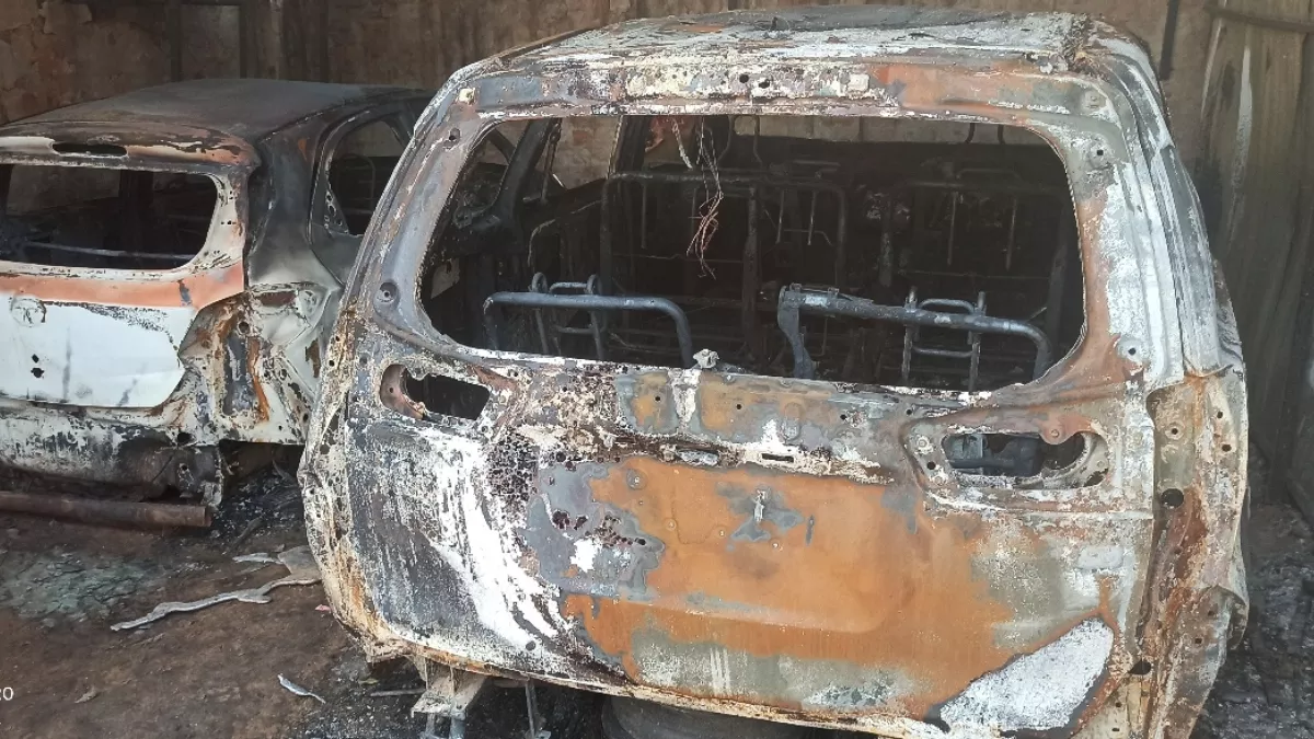 Bihar: रामनगर के टीवीएस एजेंसी के सर्विस सेंटर में लगी भीषण आग, दो कार समेत लाखों का सामान जला