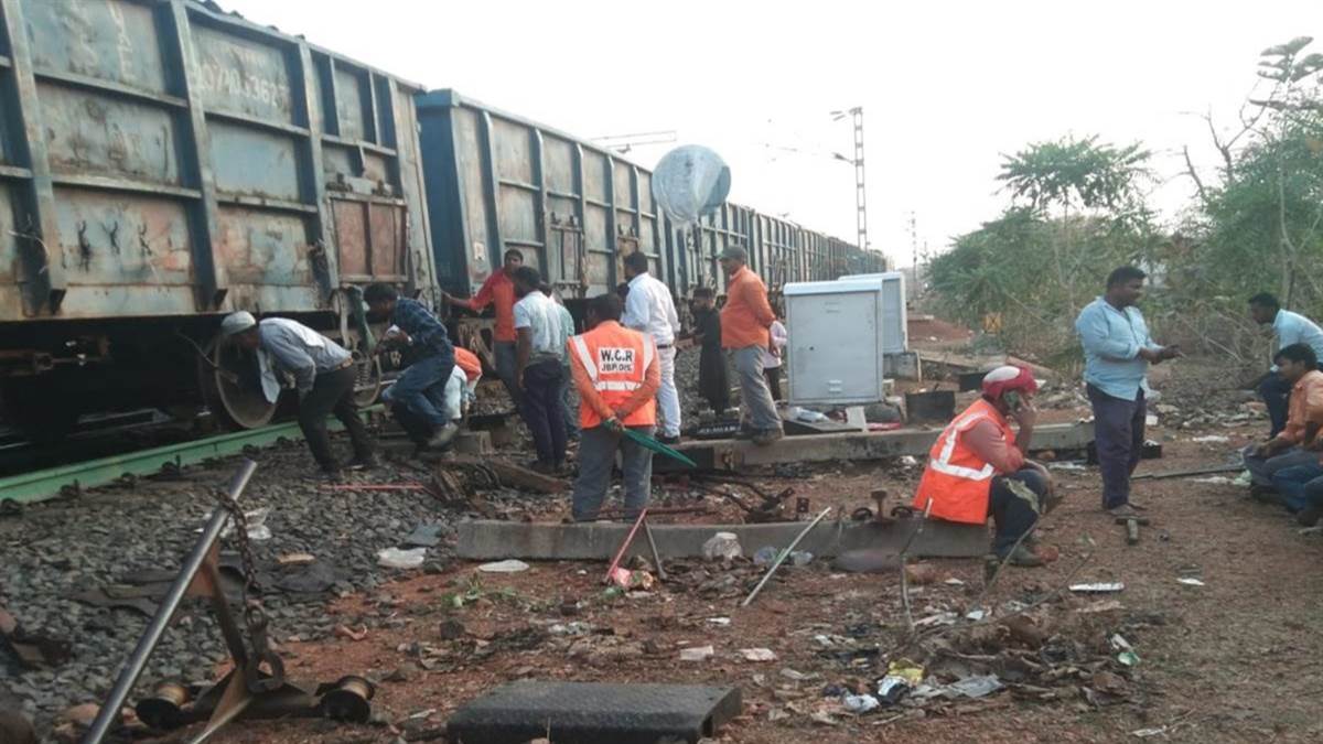 a coal goods train reached down track from up track at jabalpur railway station