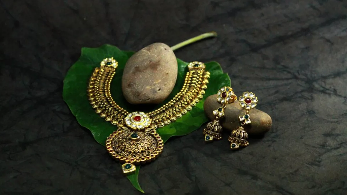 Jewelry Care Tips: गहनों की चमक रहेगी सालों-साल बरकरार, जब इन तरीकों से करेंगे उनकी देखभाल