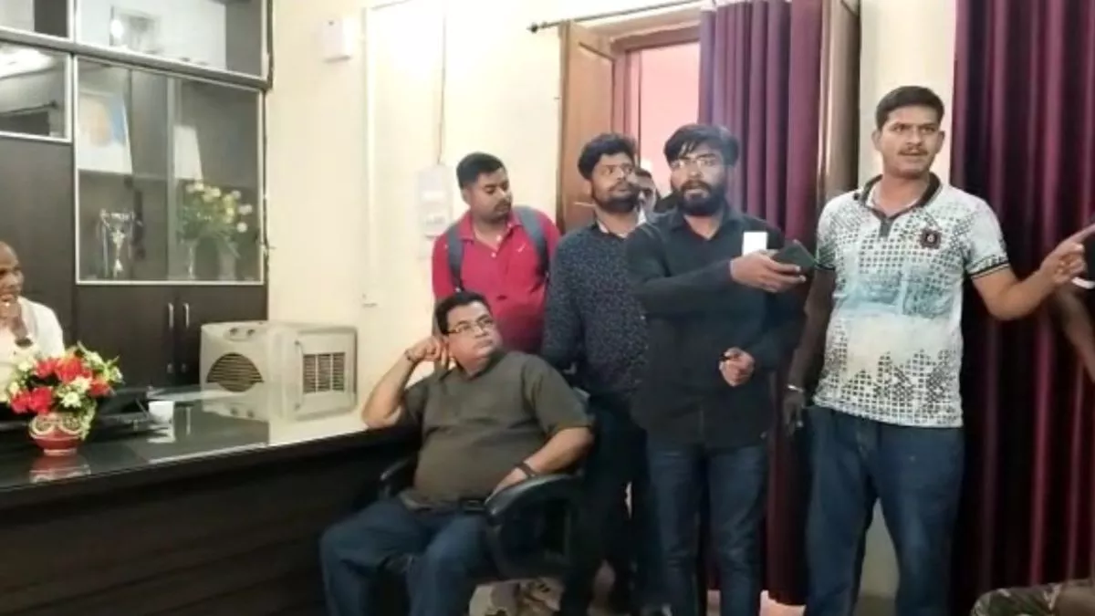 नीलांबर पीतांबर विवि के PHD प्रवेश परीक्षा में परीक्षार्थियों ने खुलेआम मोबाइल से किया नकल, जमकर हुआ हंगामा