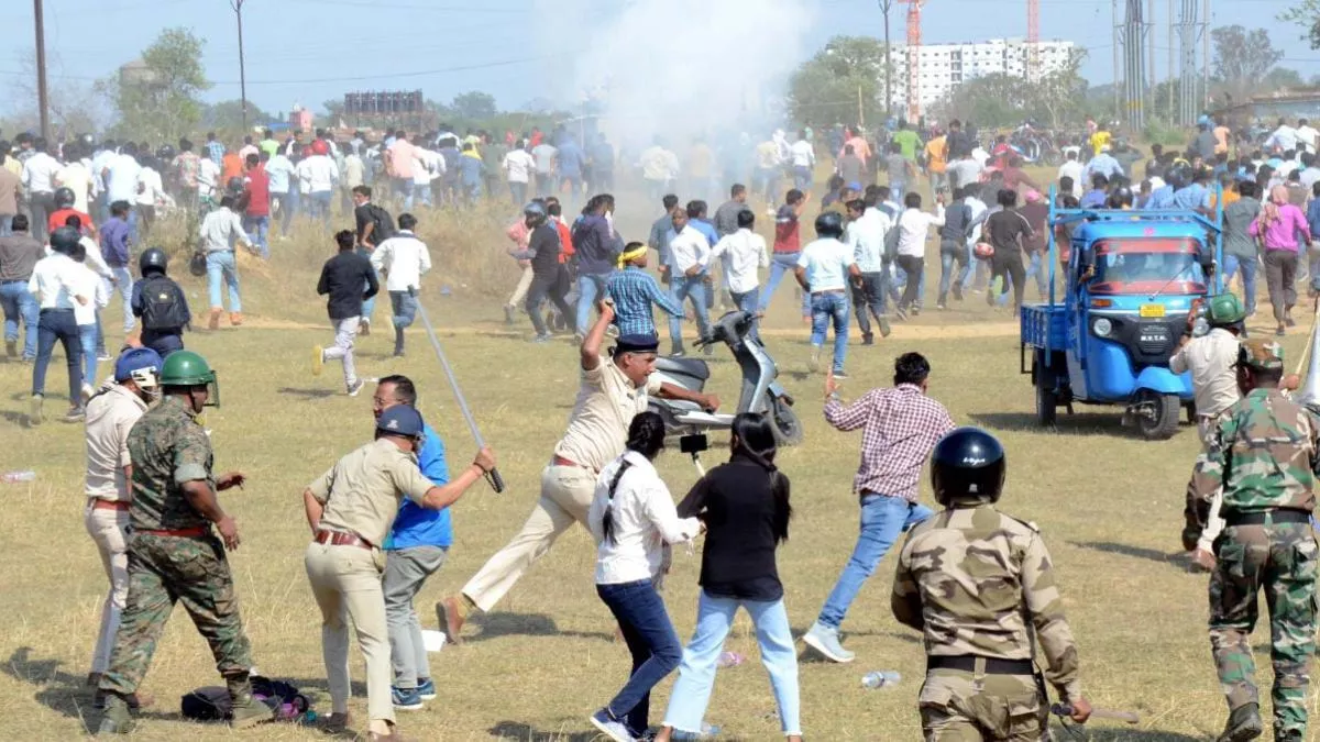 Jharkhand: नई नियोजन नीति के विरोध में विधानसभा घेराव करने पहुंचे छात्रों पर पुलिस ने बरसाईं लाठियां, पथराव