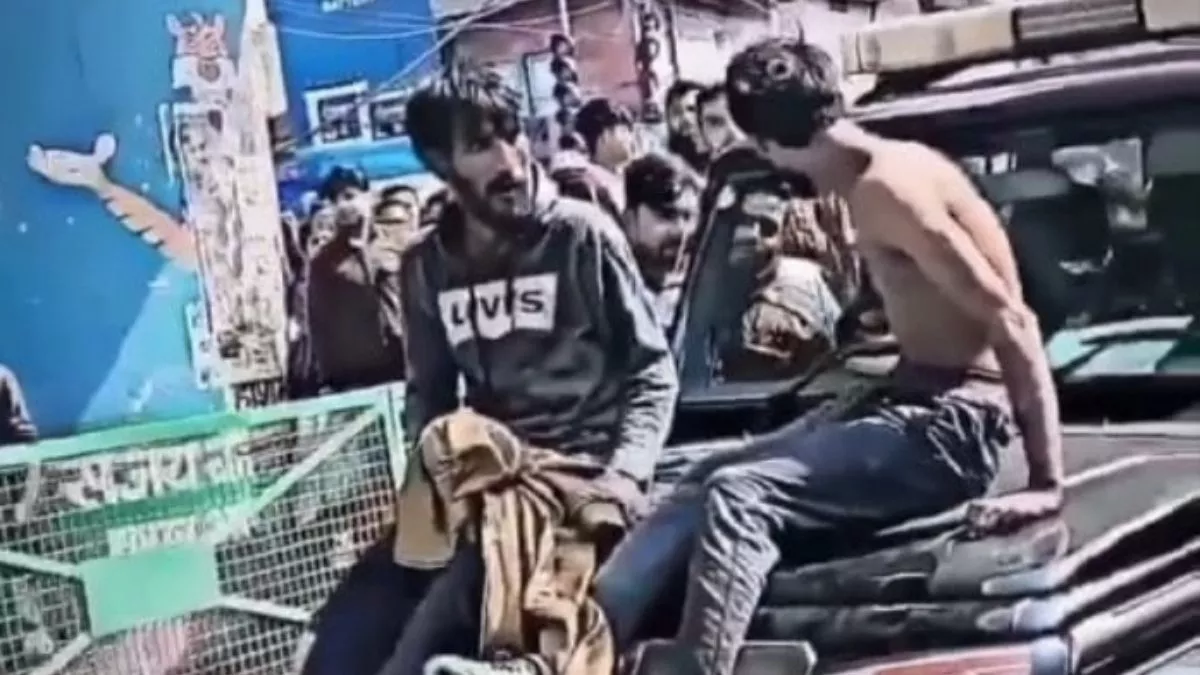 UP News: पीआरवी के बोनट पर बैठ नशेबाजों ने बनवाया वीडियो, पुलिस कर्मी बने रहे तमाशबीन