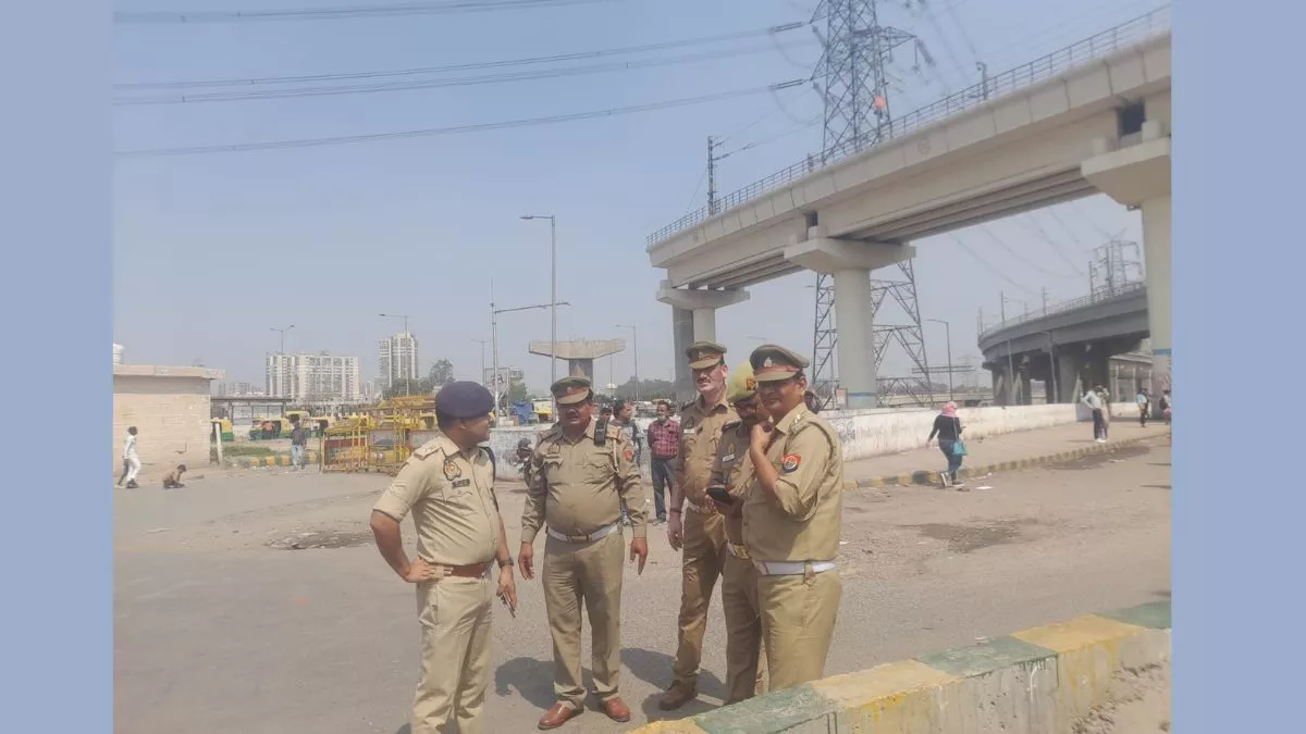 Noida: मॉडल टाउन के पास ट्रैफिक जाम खत्म करने के लिए सड़क होगी चौड़ी, डीसीपी ट्रैफिक ने किया सर्वे