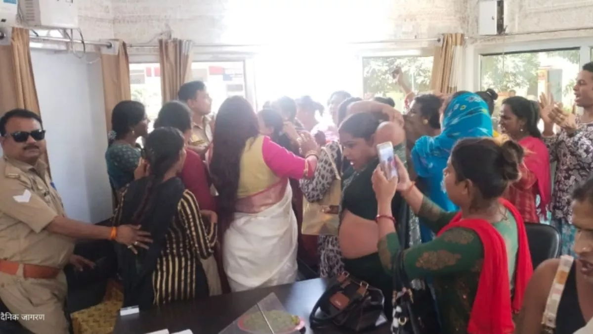 Gorakhpur News: थाने में भिड़े किन्नरों के दो गुट, जमकर हुआ हंगामा, कार्यालय छोड़ बाहर निकले पुलिसकर्मी