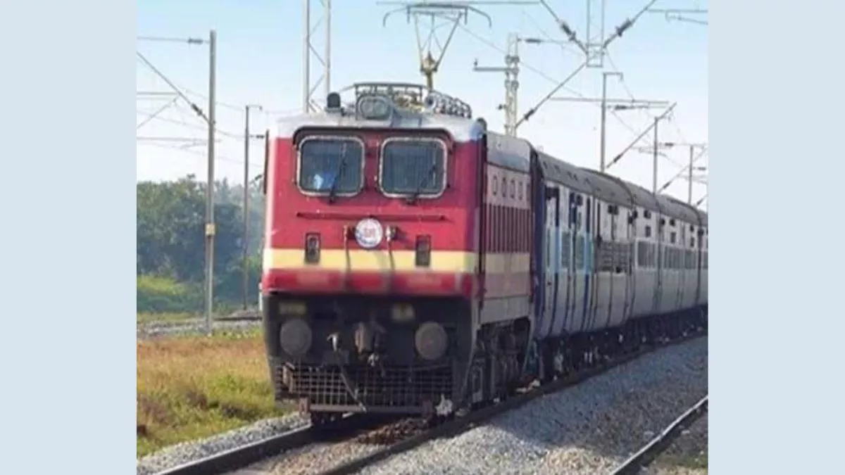 Sonipat: रेलवे लाइन के ट्रैक पर फंसी मोटर साइकिल, अचानक आई ट्रेन तो वाहन छोड़कर भागा युवक; इंजन में फंसी बाइक