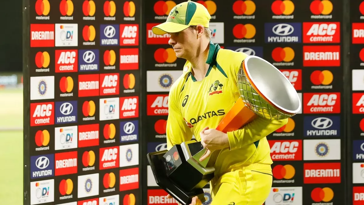 Steve Smith after taking the trophy: ट्रॉफी लेने के बाद अपनी टीम के पास लौटते हुए