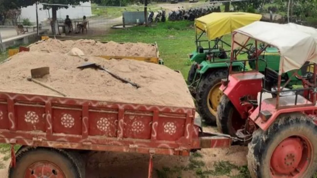 Hazaribagh Crime: हजारीबाग में अलग-अलग जगह अवैध बालू को लेकर पुलिस की कार्रवाई, रेत से भरे 5 ट्रैक्टर जब्त