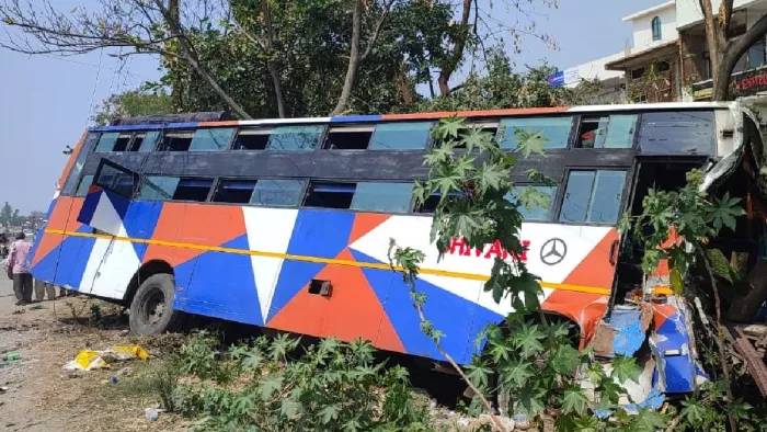 हरियाणा से बिहार जा रही डबल डेकर बस पेड़ से टकराई