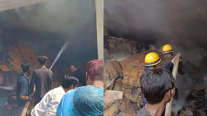 गाजियाबाद के ट्रॉनिका सिटी इंडस्ट्रियल एरिया स्थित एक कंपनी में लगी भीषण आग, दमकल की दो गाड़ियां मौजूद - A massive fire broke out in a company located at Tronica City ...