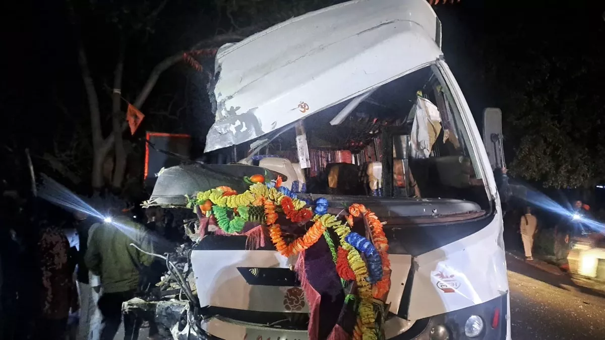 Jharkhand Bus Accident: झारखंंड में भीषण हादसा... बाराती बस और हाईवा में जबरदस्त टक्कर; अब तक 5 लोगों की मौत