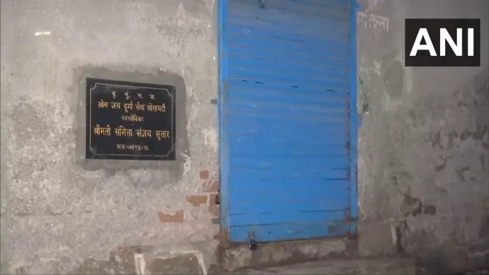 मुंबई में सीवर में तीन मजदूरों के गिरने की घटना में मरने वालों की संख्या बढ़कर तीन हो गई है।