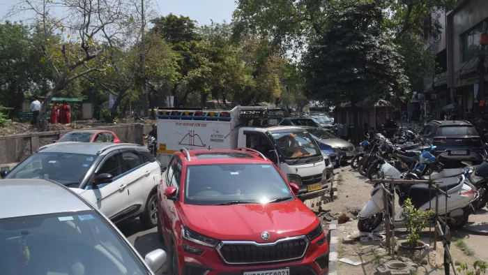 पूर्वी दिल्ली में अवैध पार्किंग सड़कों पर जाम का सबब बन रही अवैध पार्किंग।