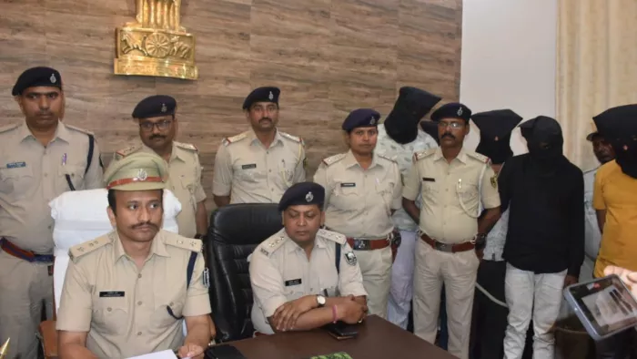 परीक्षा केंद्र खोलकर फर्जीवाड़ा करने वाला रोशन मुखिया गिरफ्तार