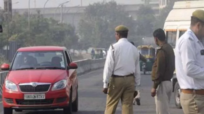 नोएडा ट्रैफिक पुलिस ने अवैध रूप से पार्क किए गए वाहनों पर शिकंजा कसा। फाइल फोटो