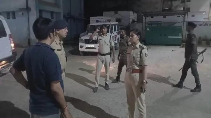 पीएमसीएच के बाहर तैनात पुलिस के जवान