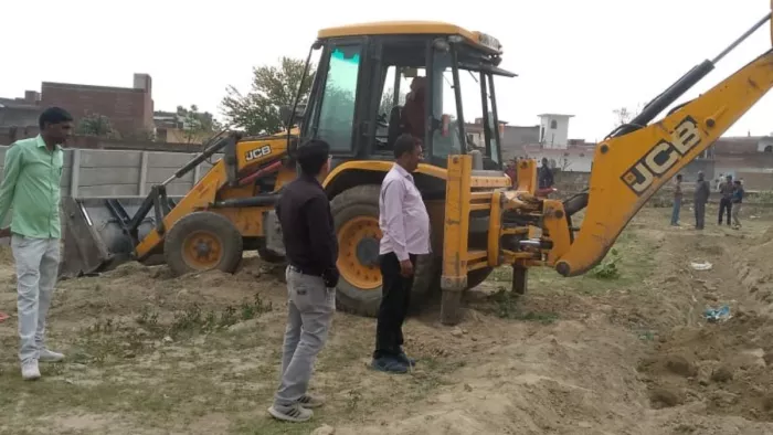 नगर पालिका क्षेत्र में शामिल धारऊ में अवैध कब्जा हटाती जेसीबी। साभार तहसील प्रशासन