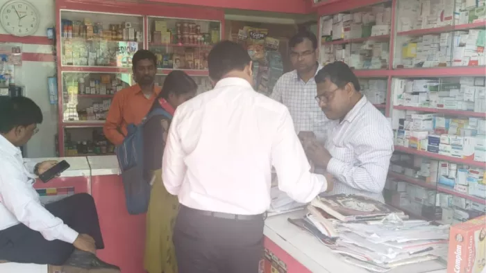 छापेमारी करती उड़न दस्ता की टीम। (फोटो जागरण)