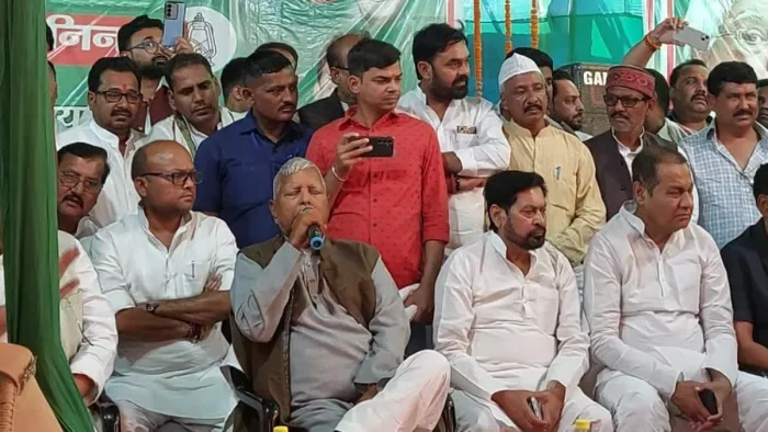 कार्यक्रम में लोगों को संबोधित करते लालू यादव। (फोटो जागरण)