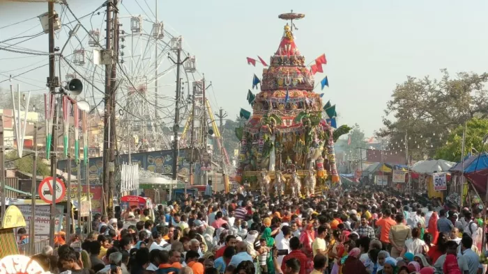 रंगनाथ भगवान के जयकारे लगा विशालकाय रथ को खीचने की होड़ सी लग गई।