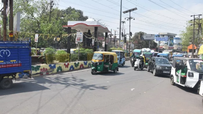 जरीब चौकी चौराहा से निकलते वाहन । जागरण