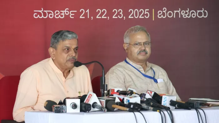 संघ सरकार्यवाह दत्तात्रेय होसबोले शताब्दी वर्ष की योजनाओं की घोषणा करते हुए। (फोटो सोर्स- आरएसएस)