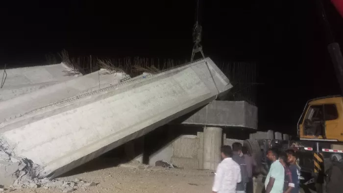 गांव मोरा के पास गंगा की लिंक नहर के समीप निर्माणाधीन दिल्ली-देहरादून ग्रीन एक्सप्रेसवे के गिरे बीम। जागरण
