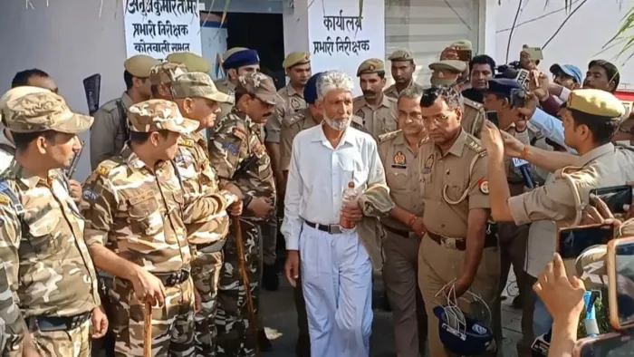 अदालत में पेश करने से पहले चंदौसी अस्पताल में जफर अली को लेकर पहुंची पुलिस।