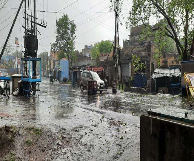 Dhanbad Weather: अचानक तेज हवा के साथ बारिश से बद…